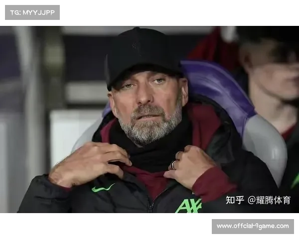 威斯特法伦南看台巨型横幅致敬克洛普，纪念教练传承